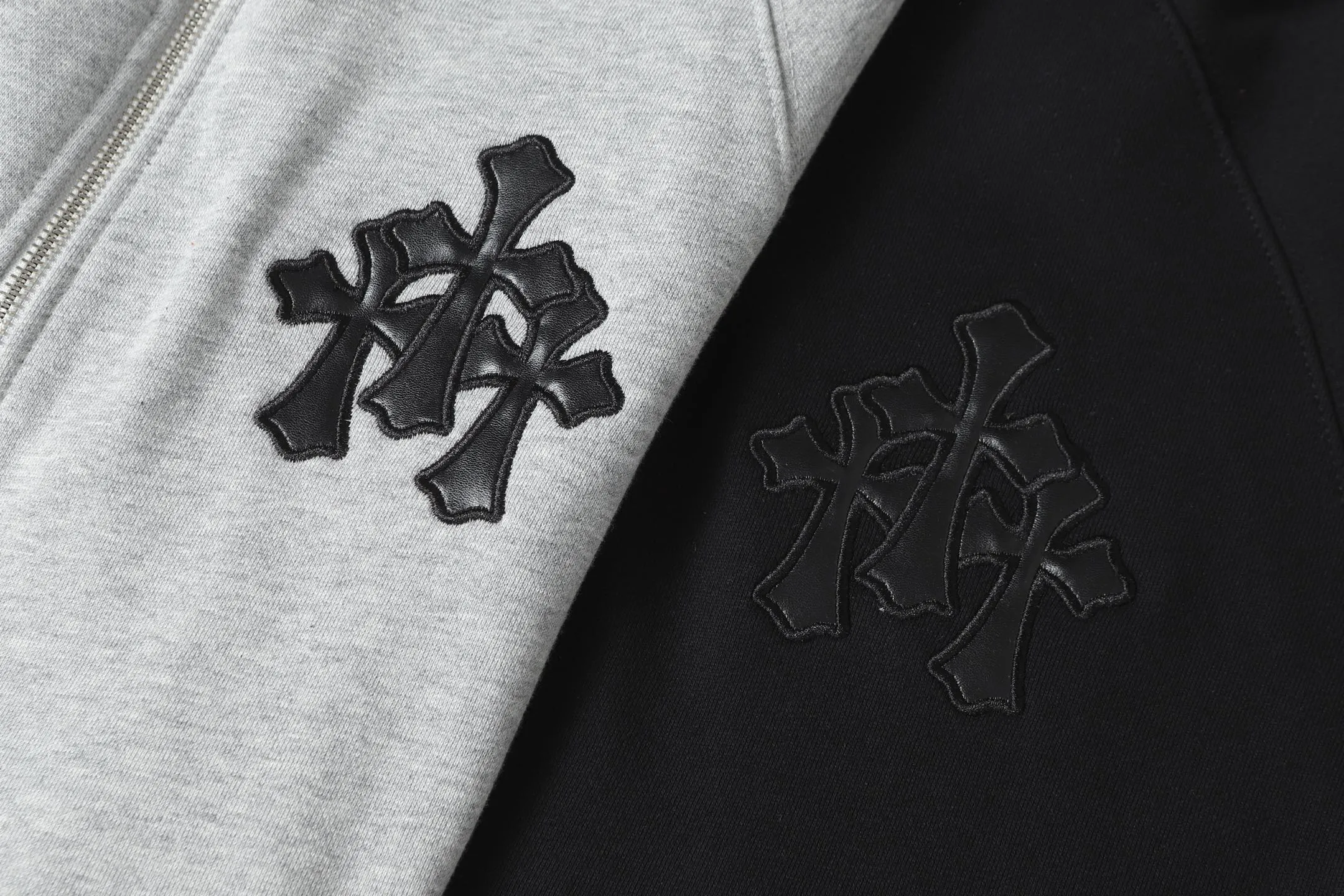 P260 K04 cross-border model, please do not place an order if you are pursuing quality - Chrome Hearts/Chrome Hearts leather cross ✝️Raglan sleeve zipper sweatshirt cardigan jacket - High weight, high density and high quality. The wool is soft, delicate and skin-friendly. It feels soft and silky. It has excellent warmth and skin-friendly properties. - Custom-woven and dyed with no color difference. No matter the fabric or workmanship details, it beats the ordinary version on the market. - Hardware zipper accessories are all customized and full of details. -Colour: Black Gray -Size: S M L XL